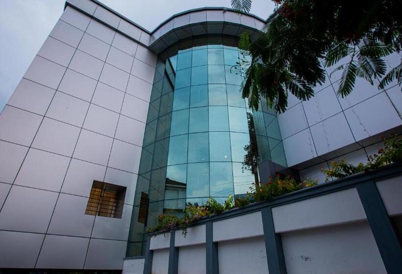 هتل Woodside Residency