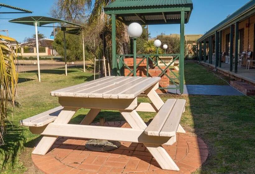فندق على الطريق Deniliquin Country Club Motor Inn