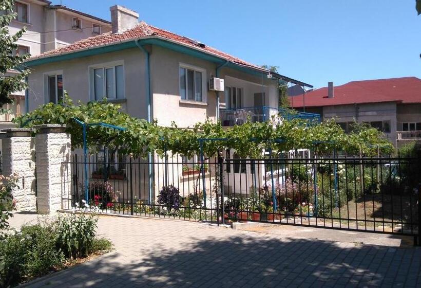 Пансион песента на морето