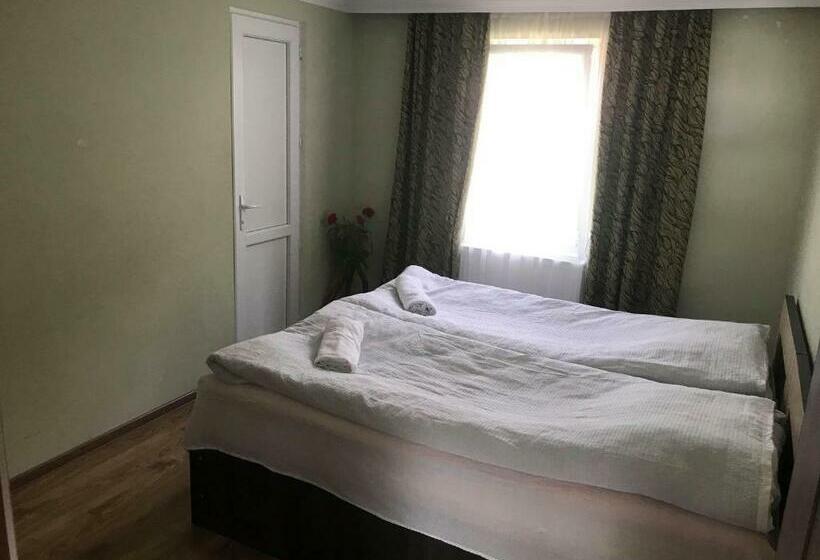 پانسیون Nino's Guest House