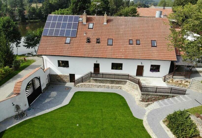 پانسیون Statek český Dvůr