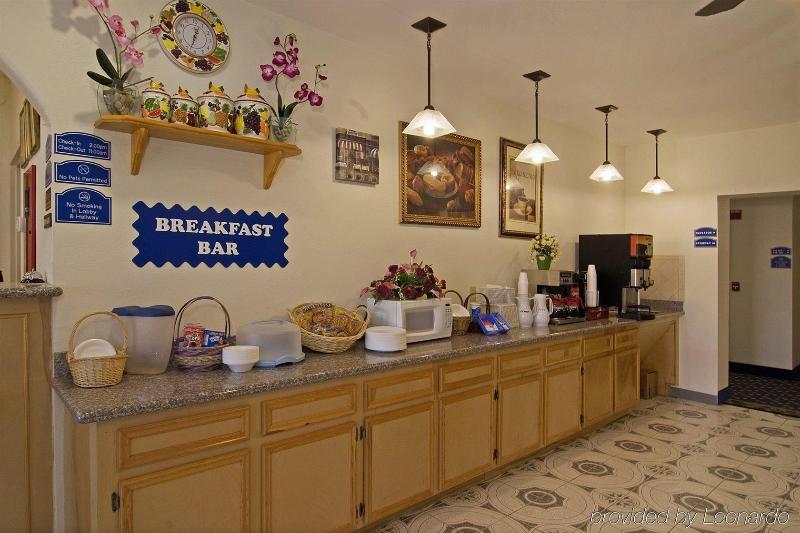 هتل Americas Best Value Inn And Suites Bush International Airport