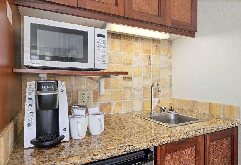 Отель Aston Islander On The Beach