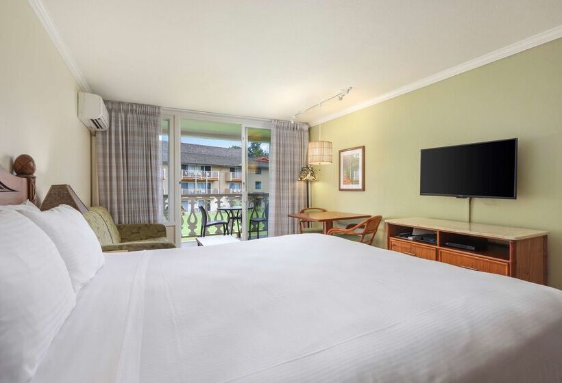 Отель Aston Islander On The Beach