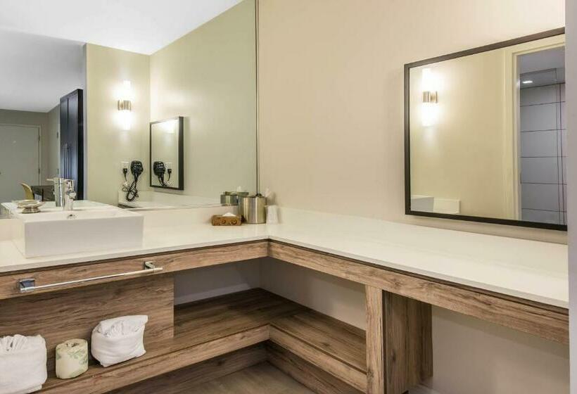 هتل Avanti International Resort