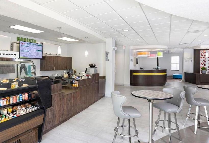 هتل Avanti International Resort