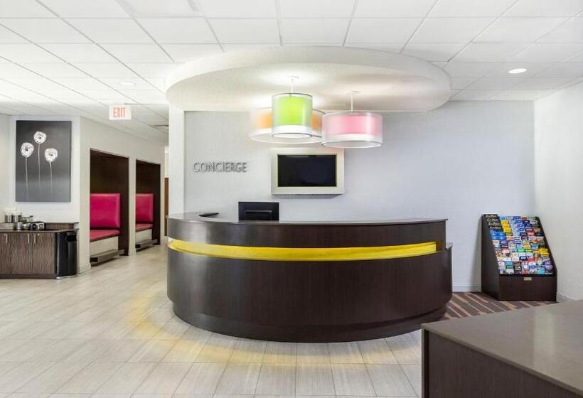 هتل Avanti International Resort