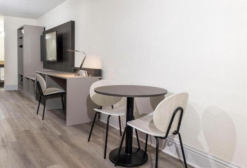 هتل Avanti International Resort