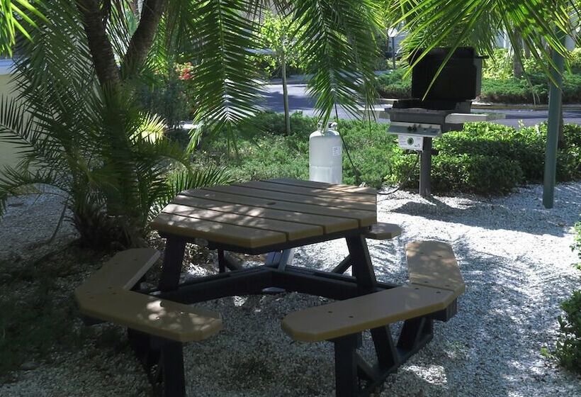 فندق Barefoot Beach Resort