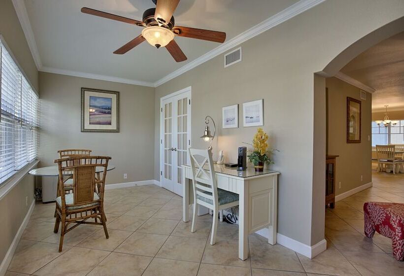 فندق Barefoot Beach Resort