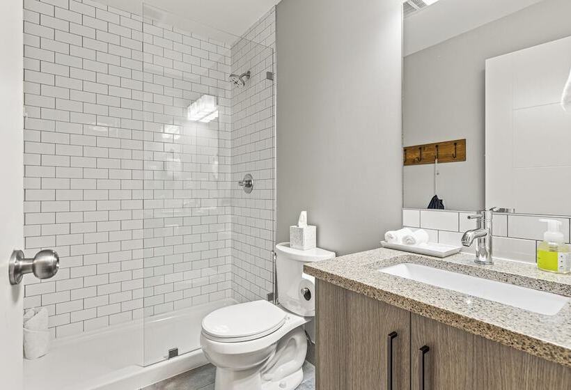 호텔 Basecamp Lodge Canmore