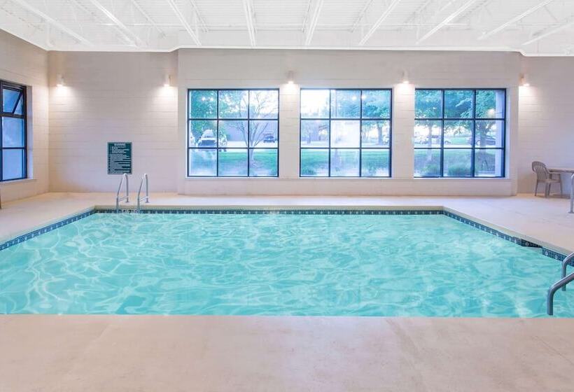 هتل Baymont By Wyndham Davenport