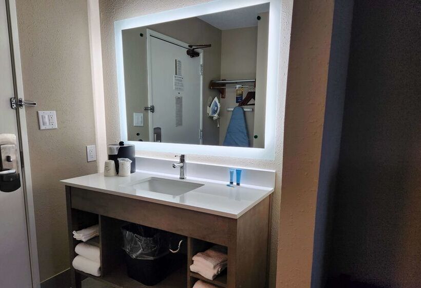 Отель Baymont By Wyndham Davenport