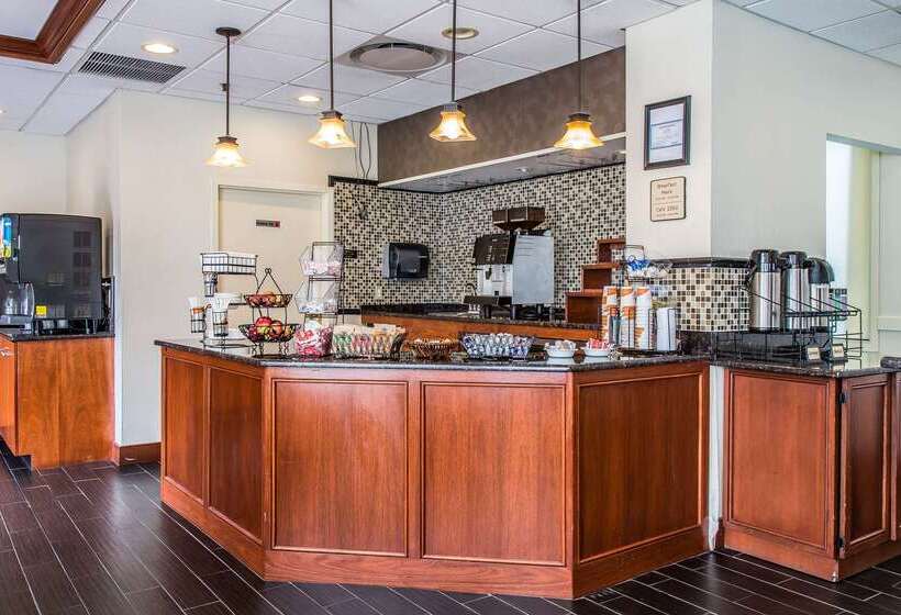 Clarion Hotel & Suites Hamden New Haven