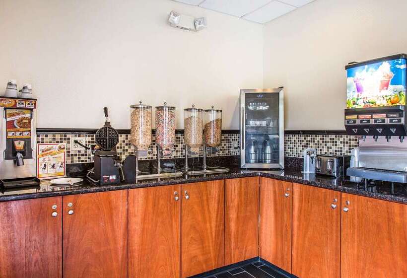 Clarion Hotel & Suites Hamden New Haven