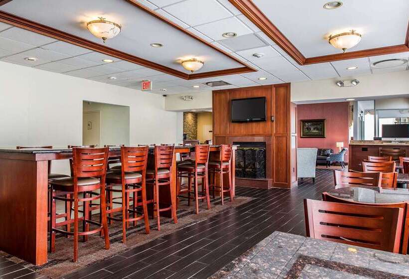 Clarion Hotel & Suites Hamden New Haven