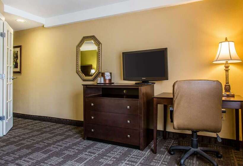 Clarion Hotel & Suites Hamden New Haven