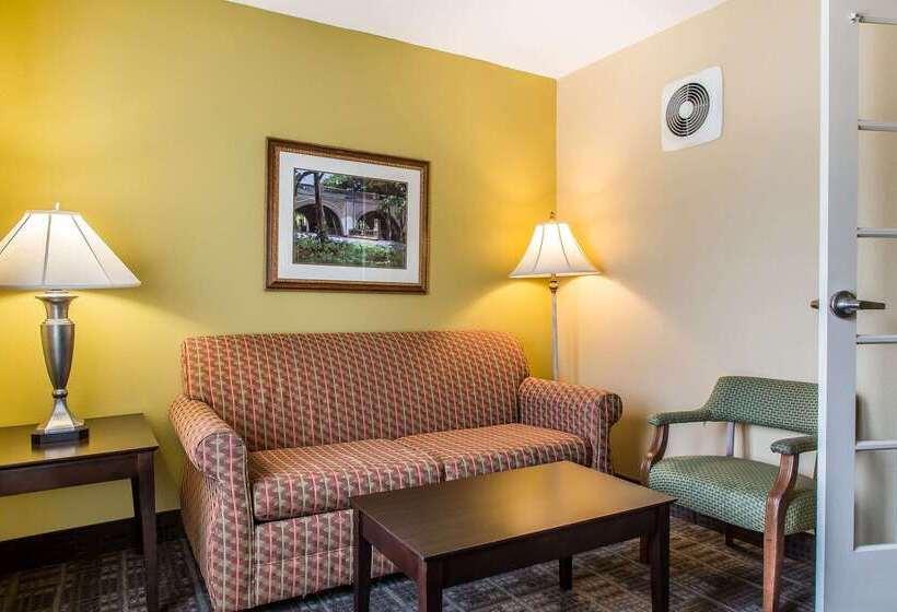 Clarion Hotel & Suites Hamden New Haven