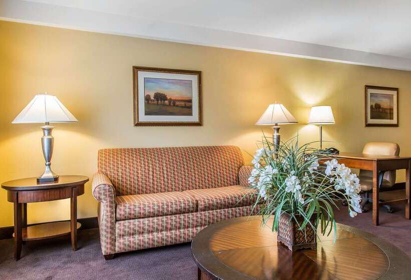 Clarion Hotel & Suites Hamden New Haven