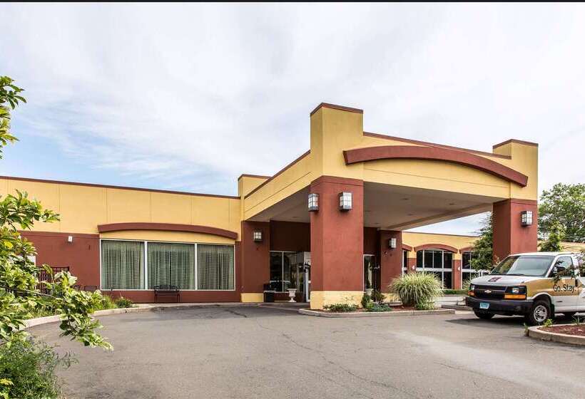 Clarion Hotel & Suites Hamden New Haven