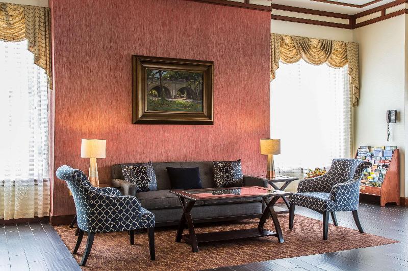 Clarion Hotel & Suites Hamden New Haven