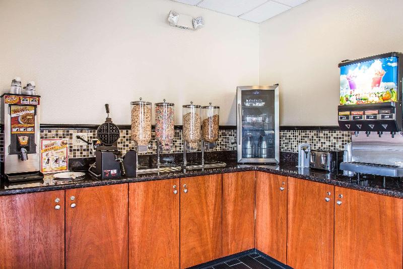 Clarion Hotel & Suites Hamden New Haven