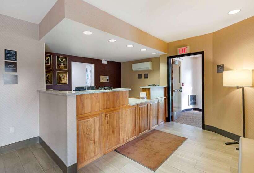 Отель Comfort Inn & Suites Market Airport