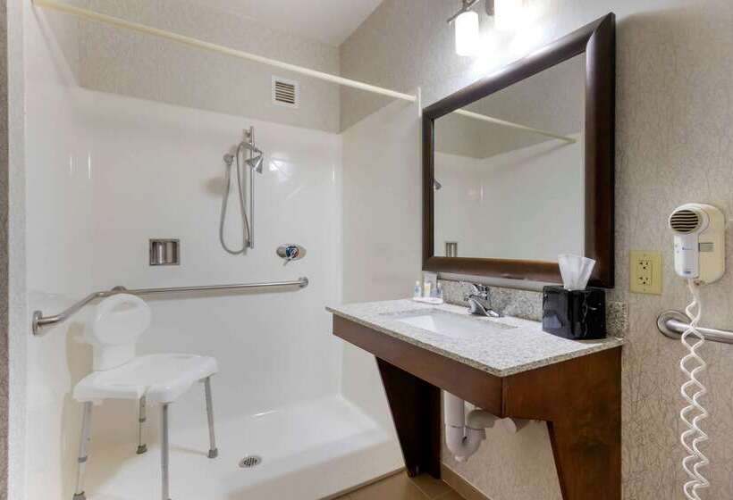 Отель Comfort Inn & Suites Market Airport