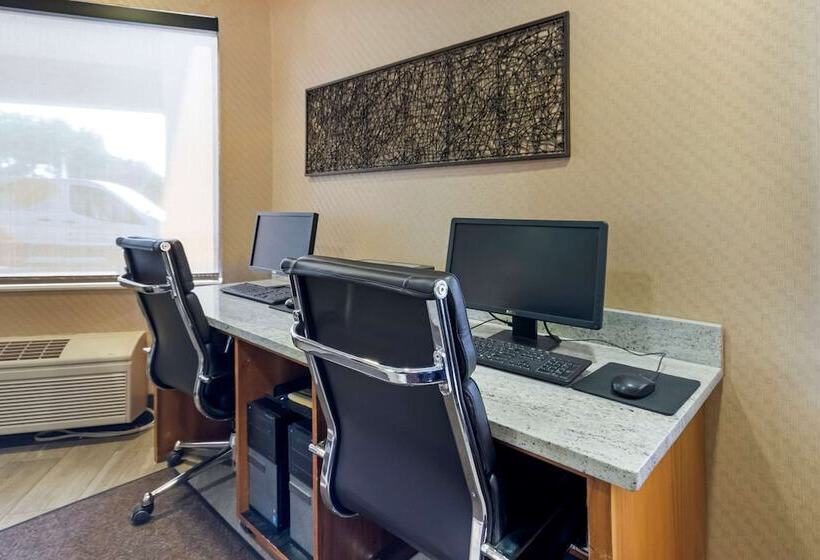 Отель Comfort Inn & Suites Market Airport