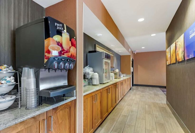 Отель Comfort Inn & Suites Market Airport