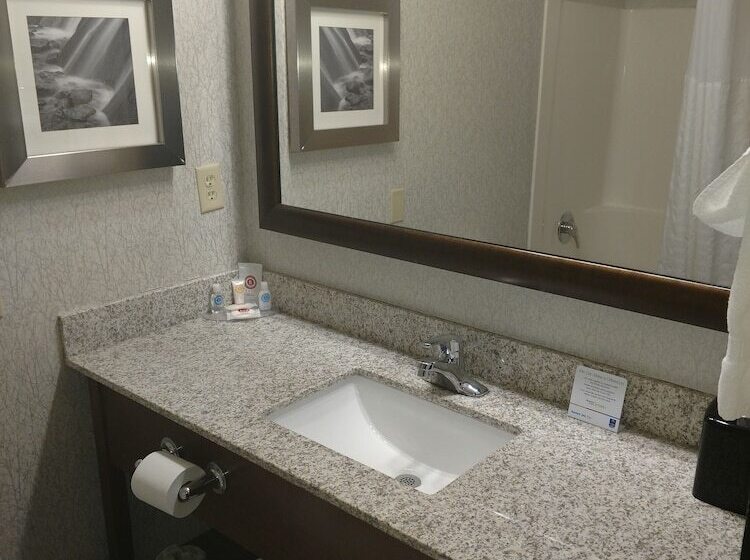 Отель Comfort Inn & Suites Market Airport