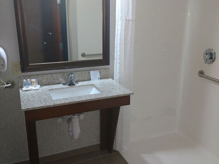 Отель Comfort Inn & Suites Market Airport