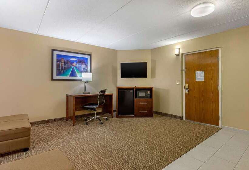 هتل Comfort Inn & Suites Hamilton Place