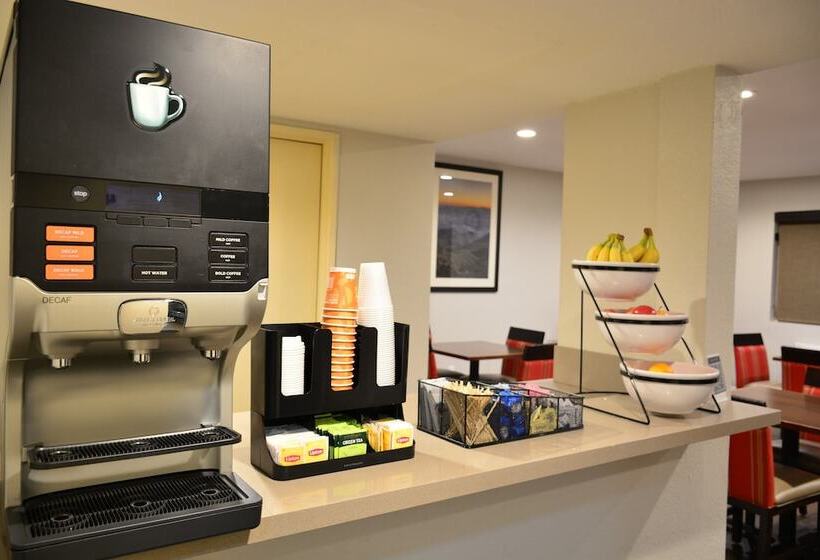 호텔 Comfort Inn & Suites Moreno Valley Near March Air Reserve Base