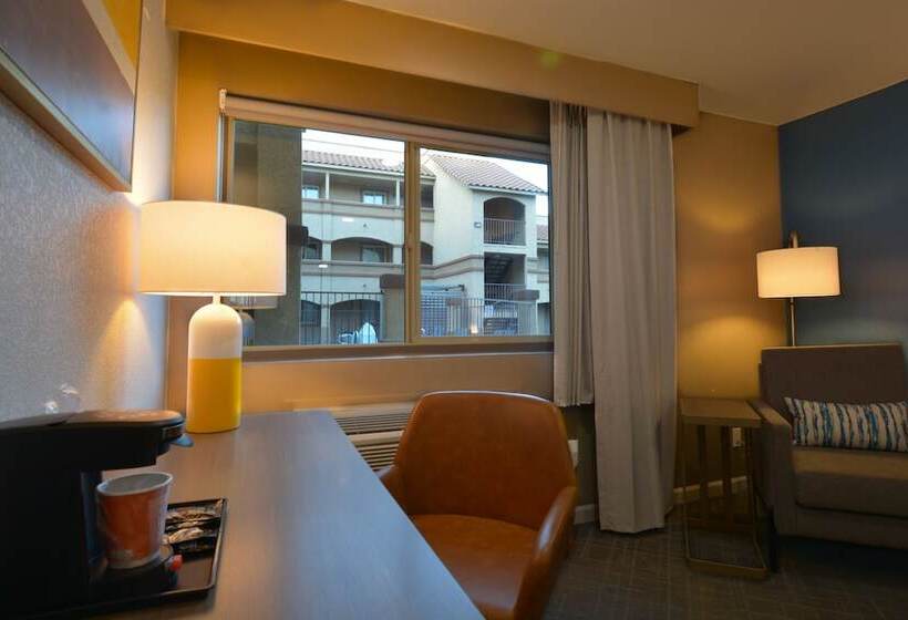 호텔 Comfort Inn & Suites Moreno Valley Near March Air Reserve Base