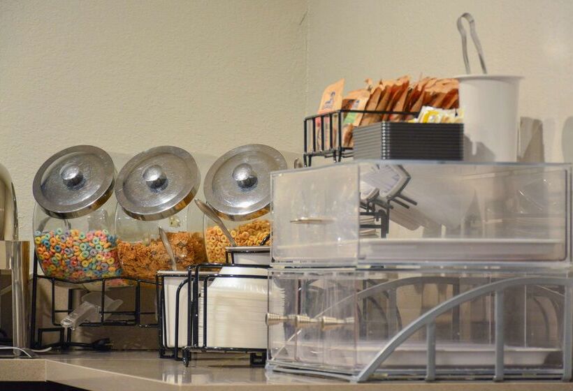 호텔 Comfort Inn & Suites Moreno Valley Near March Air Reserve Base