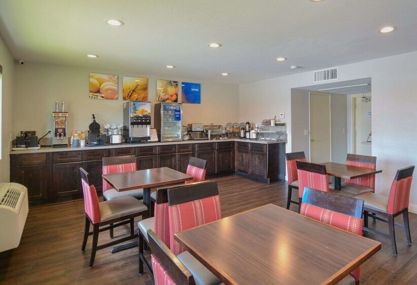 호텔 Comfort Inn & Suites Moreno Valley Near March Air Reserve Base