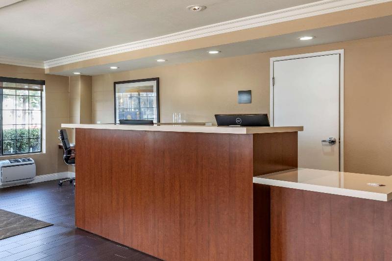 Отель Comfort Inn & Suites Ventura Beach