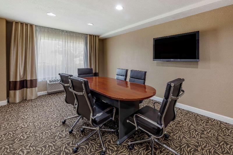 Отель Comfort Inn & Suites Ventura Beach