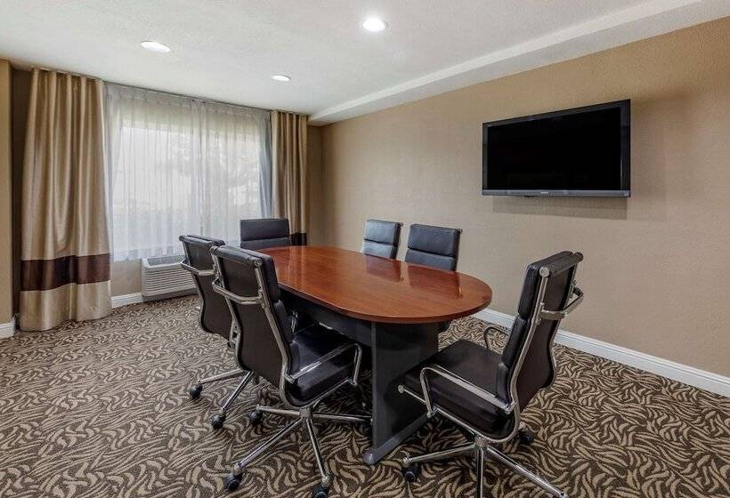 Отель Comfort Inn & Suites Ventura Beach