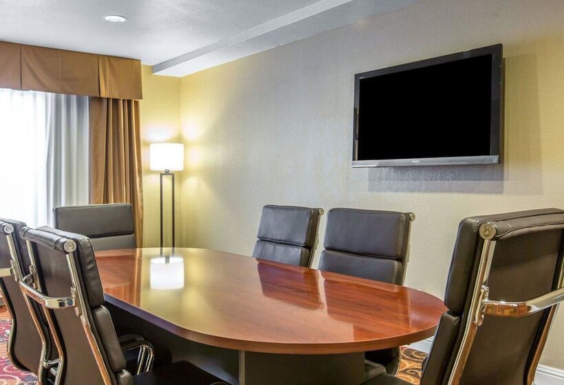 Отель Comfort Inn & Suites Ventura Beach