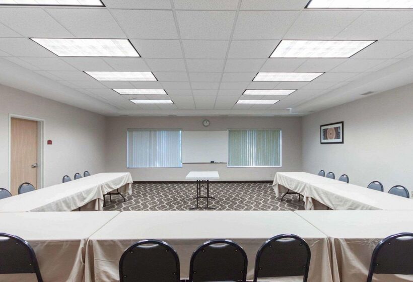 فندق Comfort Suites Airport