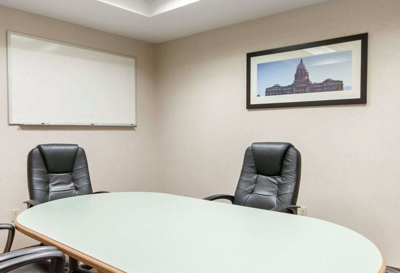 فندق Comfort Suites Airport