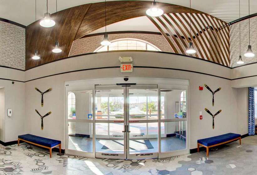 ホテル Comfort Suites Newport News Airport