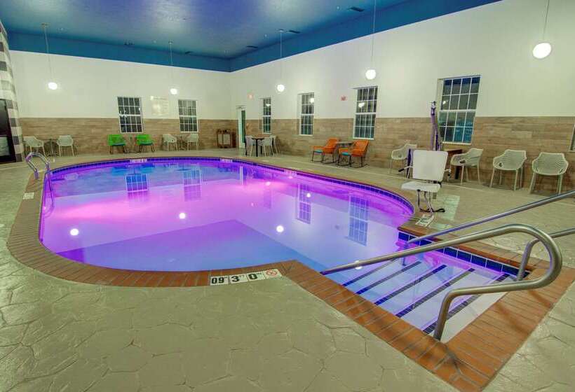 ホテル Comfort Suites Newport News Airport