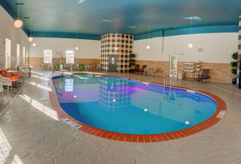 ホテル Comfort Suites Newport News Airport