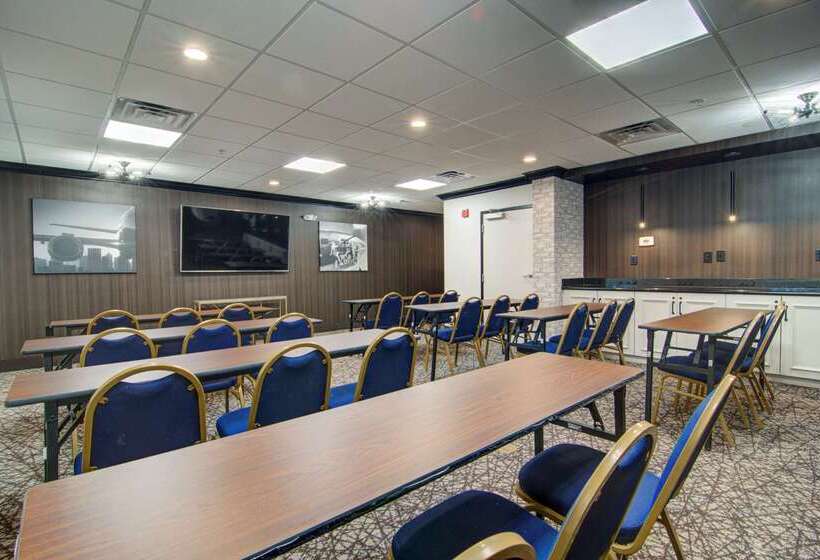 ホテル Comfort Suites Newport News Airport