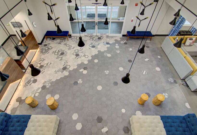 ホテル Comfort Suites Newport News Airport