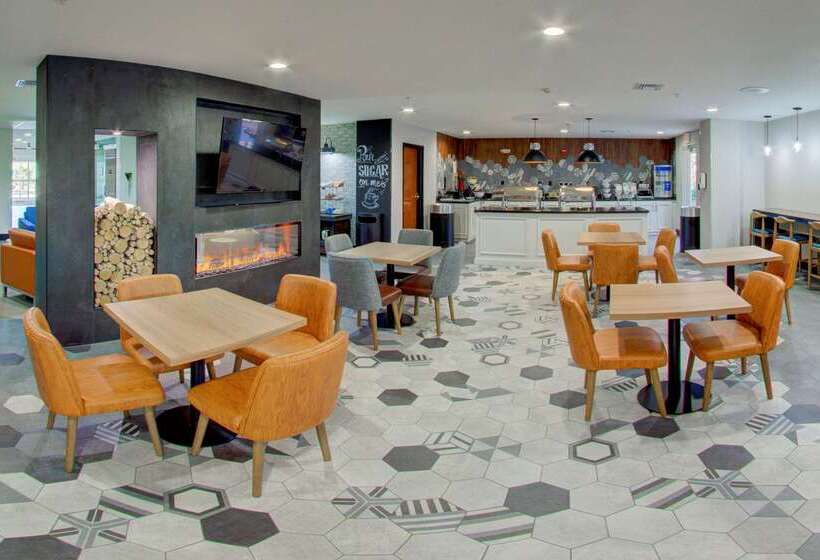 ホテル Comfort Suites Newport News Airport