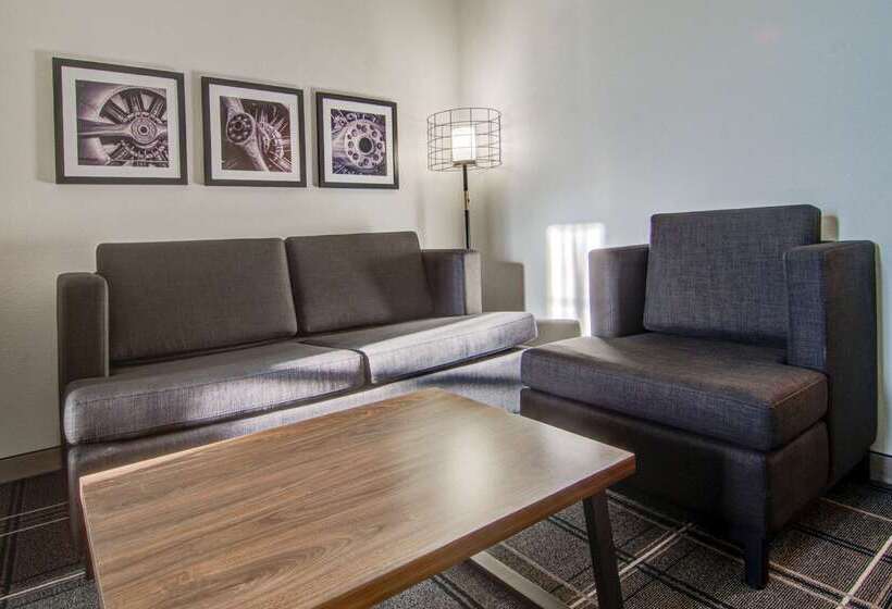 ホテル Comfort Suites Newport News Airport